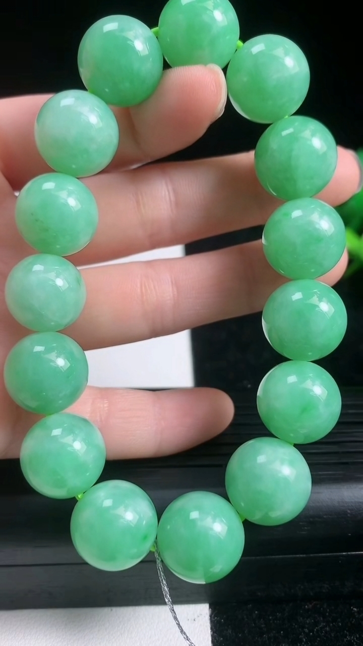 天然A货翡翠圆珠手串尺寸14.3-15颗重量:69.84g3月22日
工厂直销收藏佳品,种好水足，色泽均匀，有种有色，上手高大气！