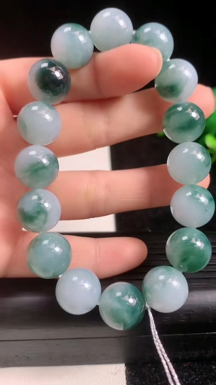天然A货翡翠种飘花圆珠手串尺寸12.5-16颗重量:55.13g3月22日
工厂直销收藏佳品,种好水足，色泽均匀，有种有色，上手高大气！