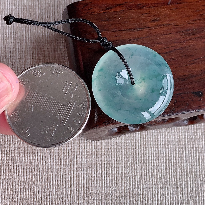 天然A货翡翠飘花平安扣吊坠 
尺寸23.6-5.8mm 重量6.46g 0321