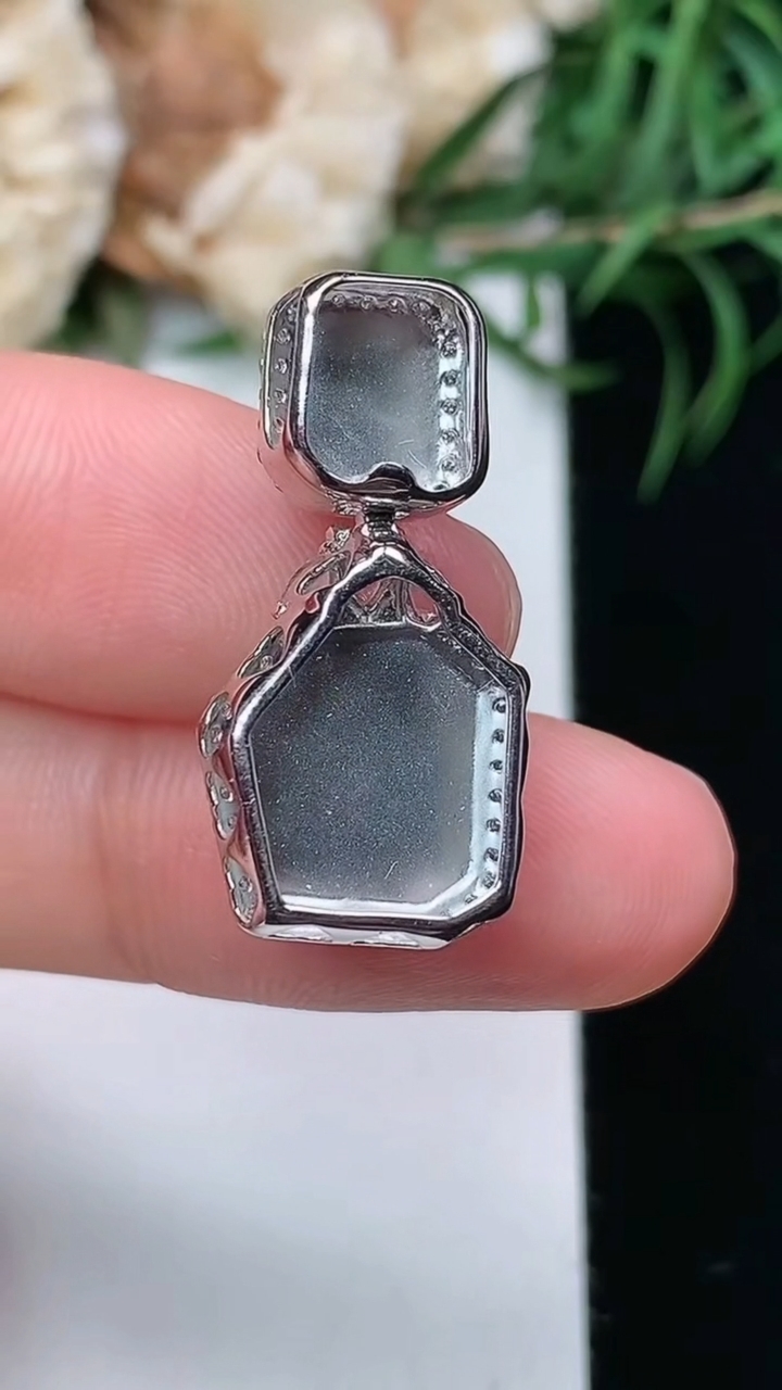 天然A货翡翠随形吊坠，尺寸24.6-12-10.5
3月22日