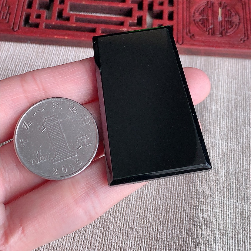 天然A货翡翠墨翠无事牌镶嵌件 打灯全透  
尺寸47.5-30.5-5mm 重量21.22g 0321