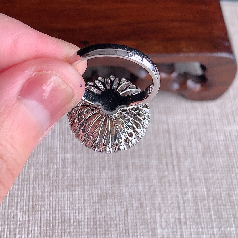 天然A货翡翠18K金伴钻镶嵌紫罗兰蛋面戒指 圈口17.8裸石
尺寸16.6-14.5mm 重量7.86g 0321