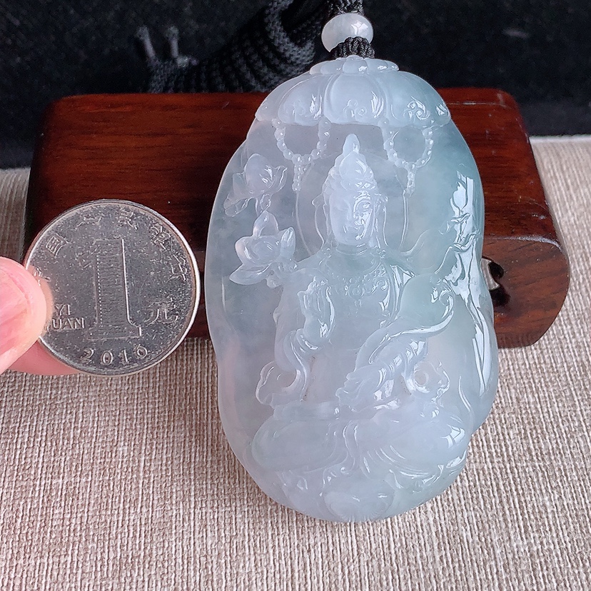天然A货翡翠白月光大势至菩萨吊坠 
尺寸67.2-41.6-11.6mm 重量64.06g 0320