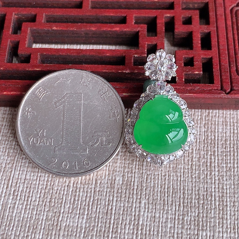 天然A货翡翠18K金伴钻镶嵌阳绿葫芦吊坠 
尺寸26.3-15.4-11.5裸石12.5-11.5mm 重量4.13g 0321