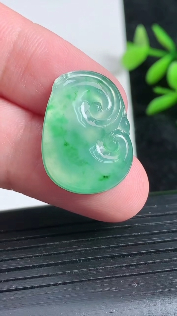 天然A货翡翠如意吊坠，尺寸23.8-12.8-3.3，重:2.72g
3月22日