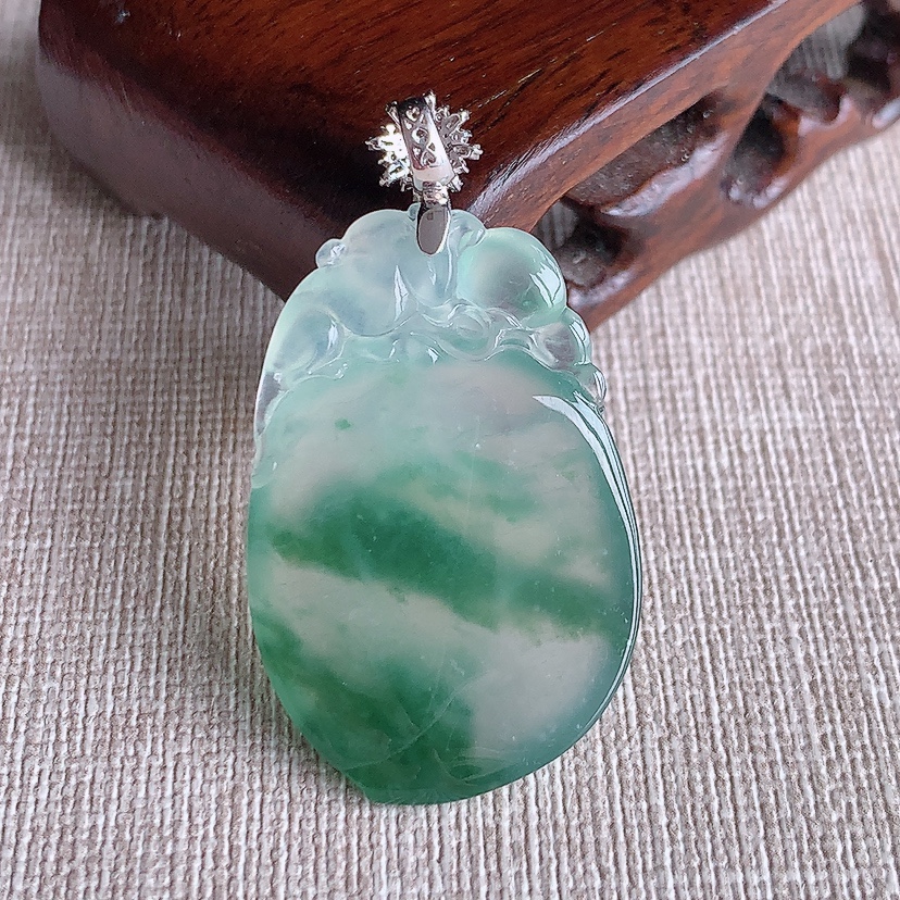 天然A货翡翠18K金伴钻镶嵌飘花寿桃灵猴献寿吊坠 
尺寸43-36.2-23.8-6.3mm 重量1