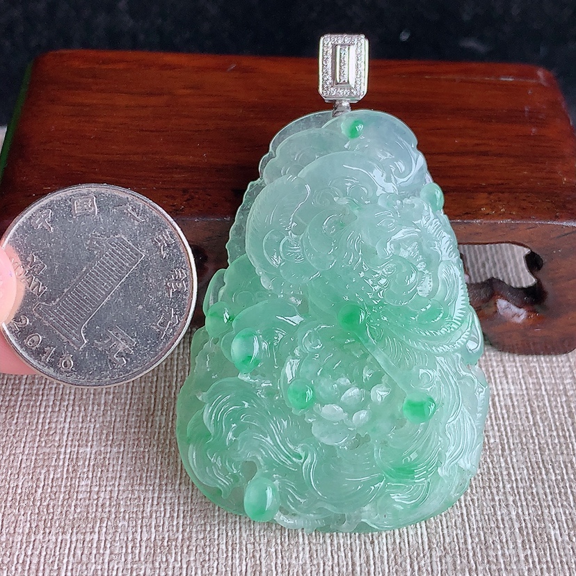 天然A货翡翠18K金伴钻镶嵌飘绿凤凰吊坠 
尺寸62.2-52.2-37.8-8.5mm 重量28.48g 0321