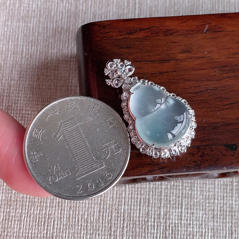 天然A货翡翠18K金伴钻镶嵌白月光葫芦吊坠 
尺寸28-16-10裸石15.8-12.5mm 重量3.58g 0320