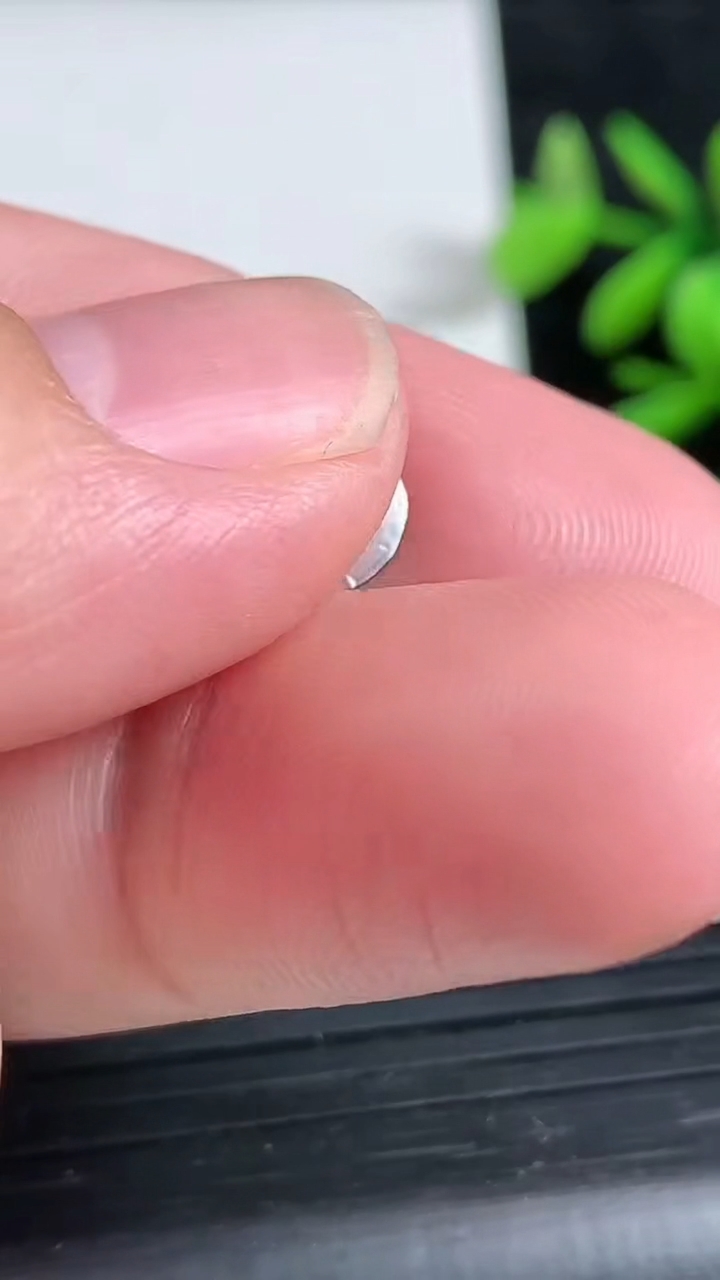 天然A货翡翠蛋面镶嵌件，尺寸9.2-7-2.6，重:0.27g
3月22日