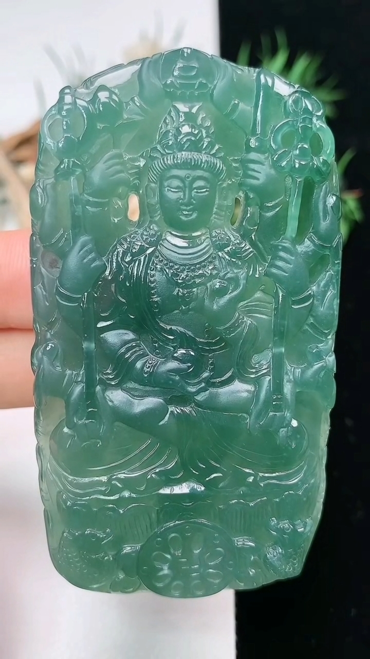 天然A货翡翠蓝水千手观音吊坠，尺寸70.7-40.2-7，重量:46.00g
3月22日