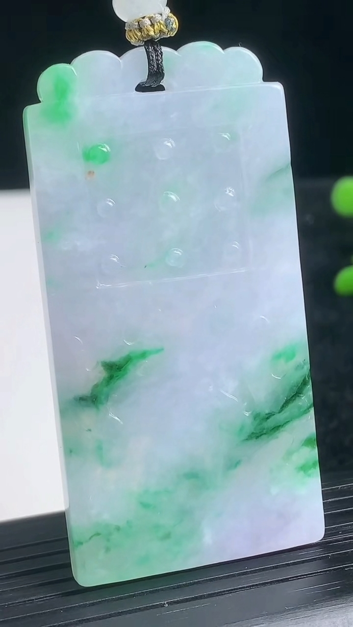 天然A货翡翠龙牌吊坠尺寸65.3-32.5-5.6重量:41.99g
3月22日