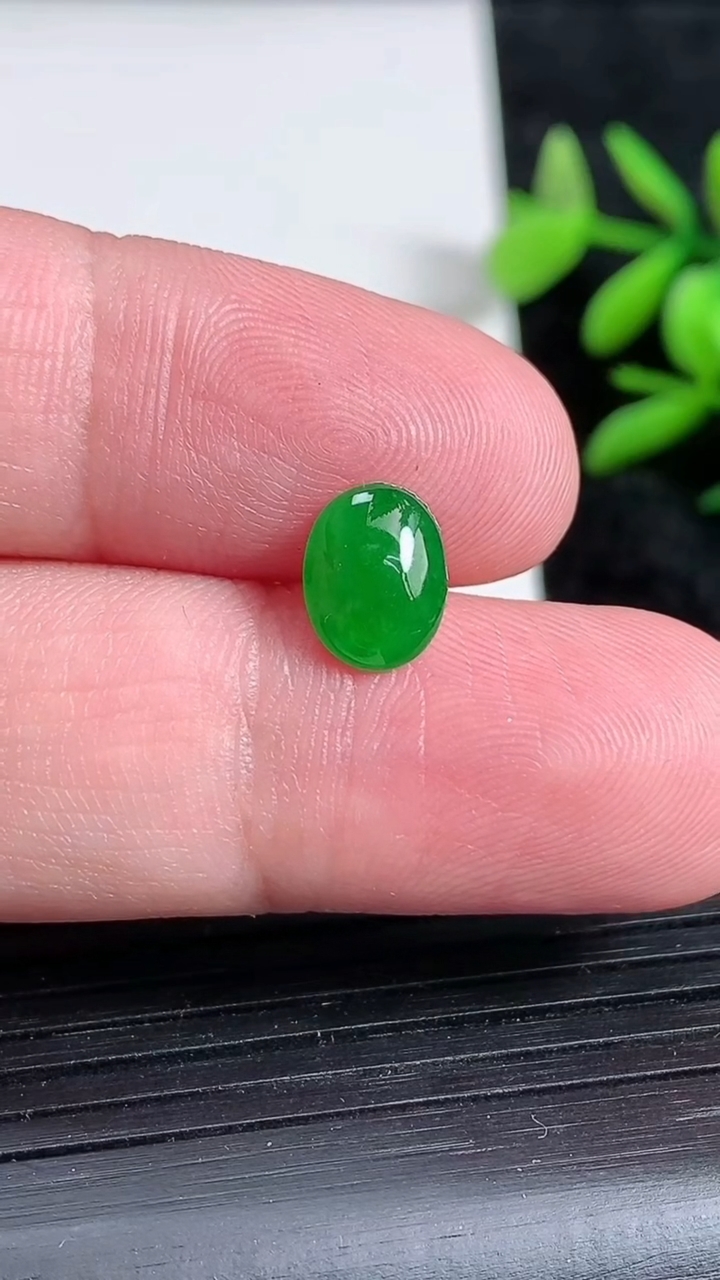 天然A货翡翠蛋面镶嵌件，尺寸9.2-7-2.6，重:0.27g
3月22日