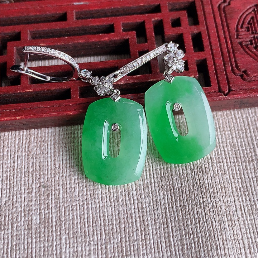 天然A货翡翠18K金伴钻镶嵌飘绿平安环耳坠 
尺寸19.5-14.3-2.6mm 重量5.66g 0