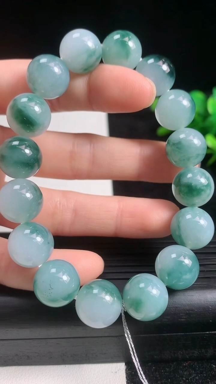 天然A货翡翠种飘花圆珠手串尺寸12.5-16颗重量:55.13g3月22日
工厂直销收藏佳品,种好水足，色泽均匀，有种有色，上手高大气！