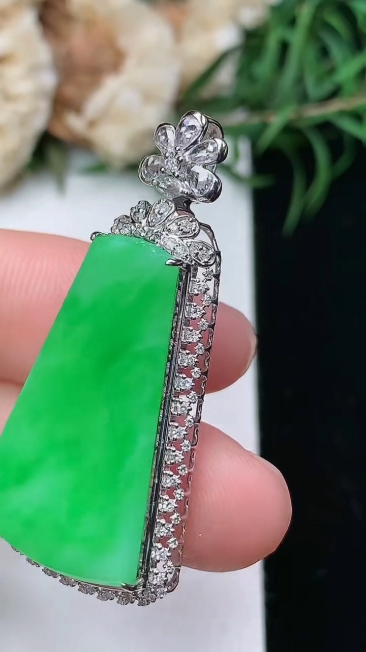 天然A货翡翠无事牌吊坠，尺寸40.3-20.6-7.5，裸石27.3-16.5，重量:4.61g
3月22日