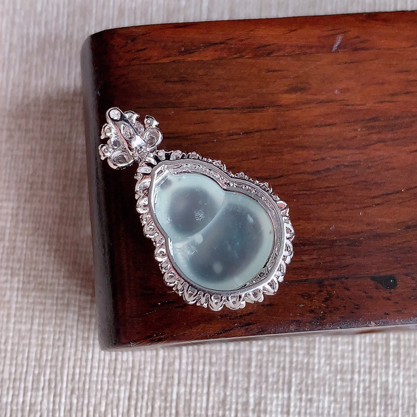 天然A货翡翠18K金伴钻镶嵌白月光葫芦吊坠 
尺寸28-16-10裸石15.8-12.5mm 重量3