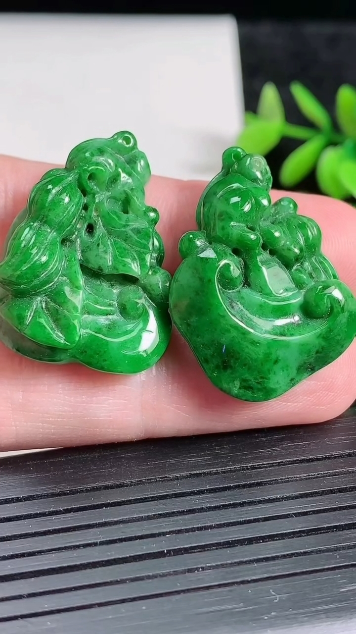 天然A货翡翠如意头吊坠一对，尺寸30-22-10.5，重:g
3月22日