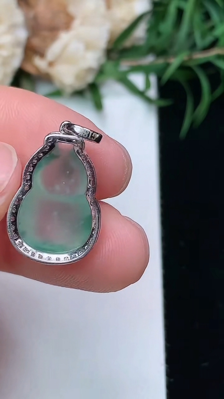 天然A货翡翠飘花葫芦吊坠，尺寸21.9-12-7，裸石15-10，重量:1.84g
3月22日