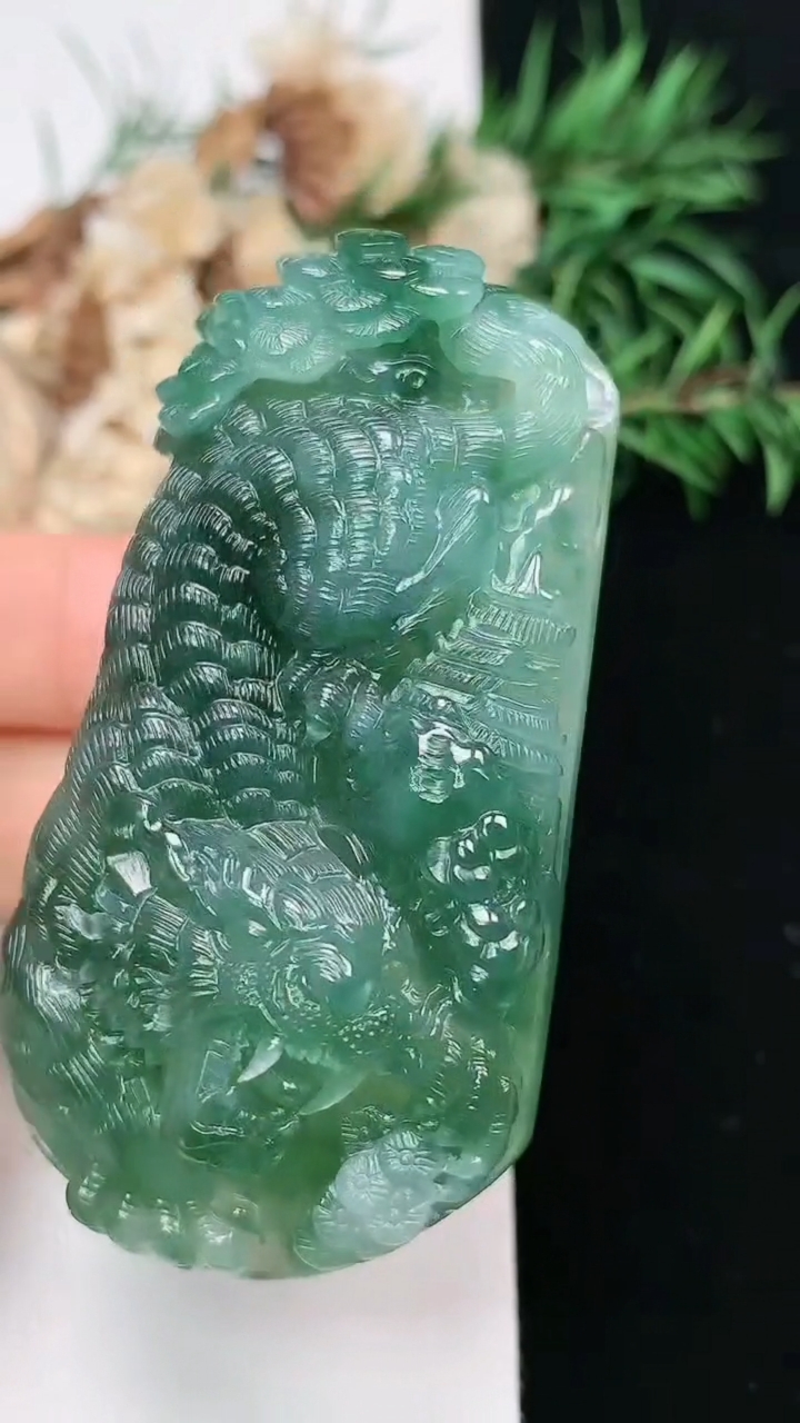 天然A货翡翠生肖虎吊坠，尺寸63.2-34.3-12.2，重量:52.77g
3月22日