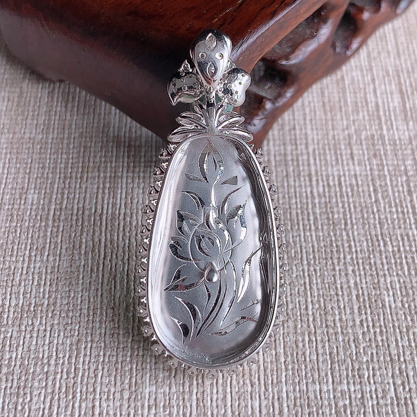 天然A货翡翠18K金伴钻镶嵌飘阳绿福瓜吊坠 
尺寸43.5-18.5-9裸石28.5-14.8mm 