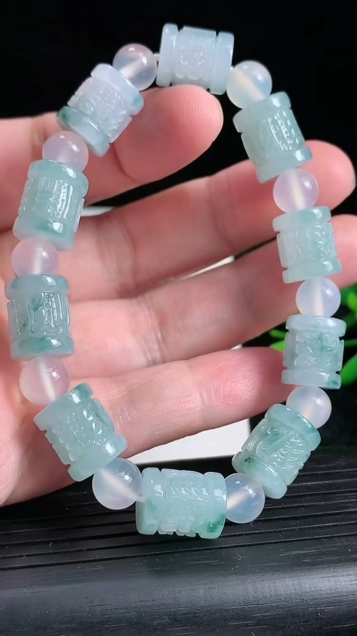 天然A货翡翠飘花路路通手串，尺寸10.6-10颗，重:g3月22日
工厂直销收藏佳品,种好水足，色泽均匀，有种有色，上手高大气！