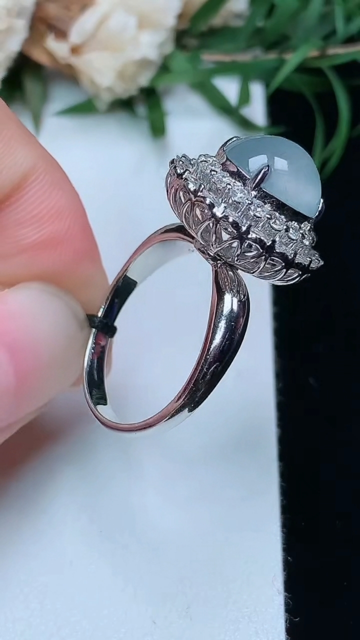 天然A货翡翠白冰蛋面戒指，尺寸17.5-10-9.2，重量:5.79g
3月22日