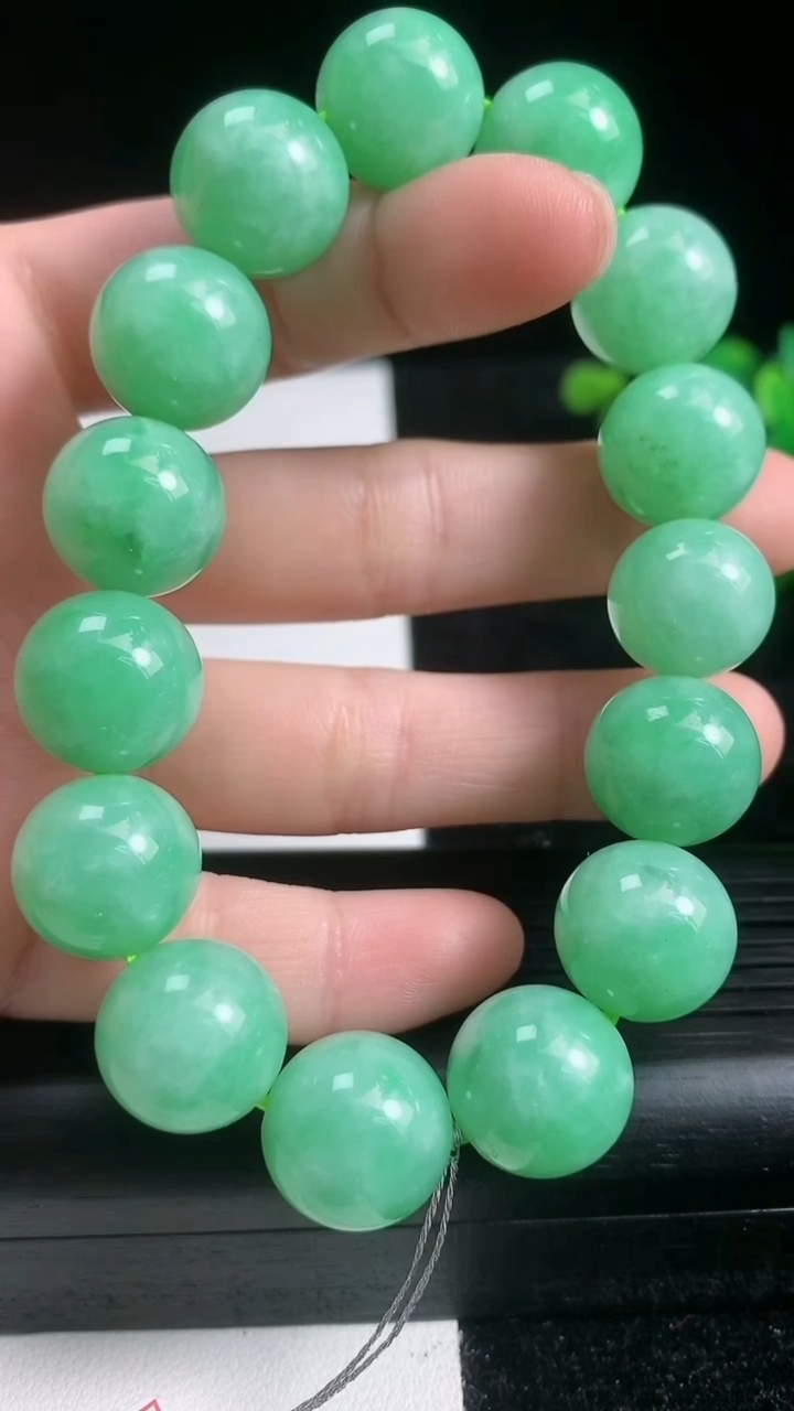 天然A货翡翠圆珠手串尺寸14.3-15颗重量:69.84g3月22日
工厂直销收藏佳品,种好水足，色