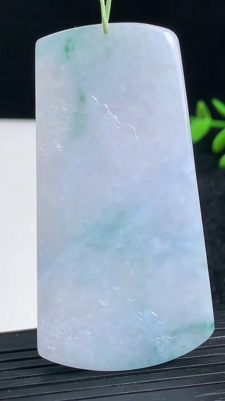 天然A货翡翠紫罗兰飘花山水牌吊坠尺寸67.2-35.3-5.7重量:32.91g
3月22日