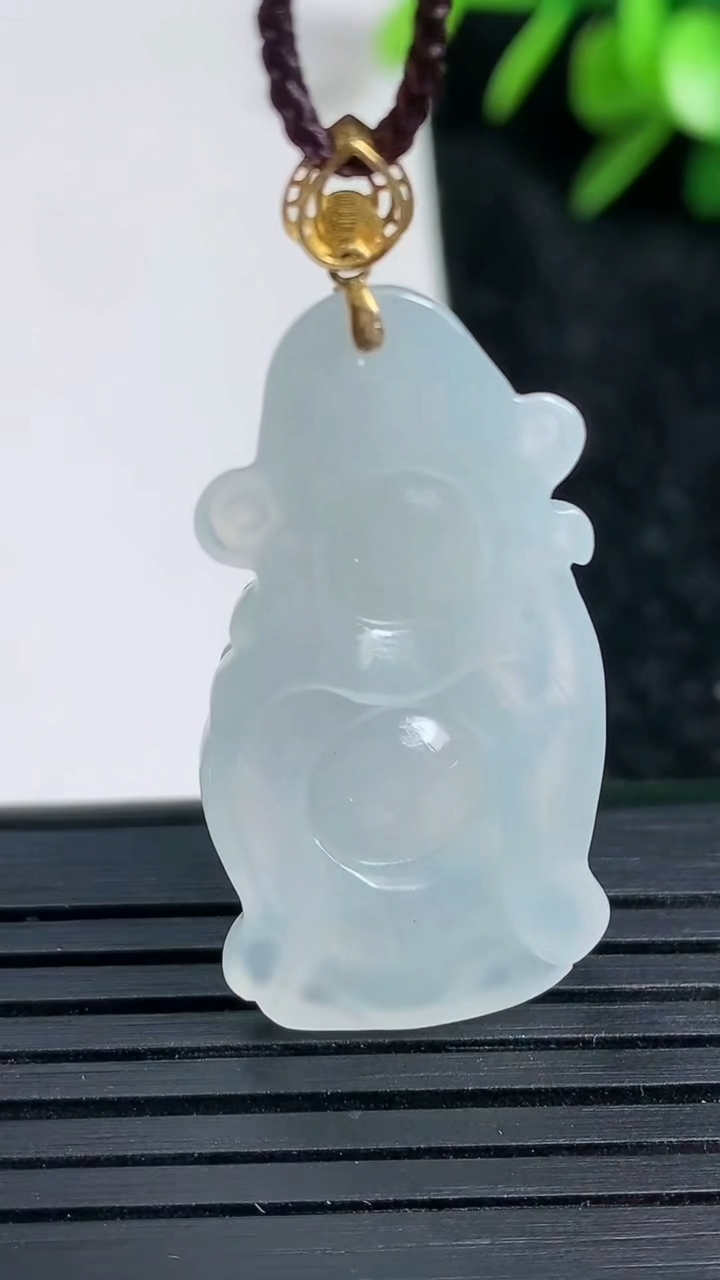 天然A货翡翠18K金飘花财神爷吊坠尺寸34.3-17.4-7.8重量:7.83g
3月22日