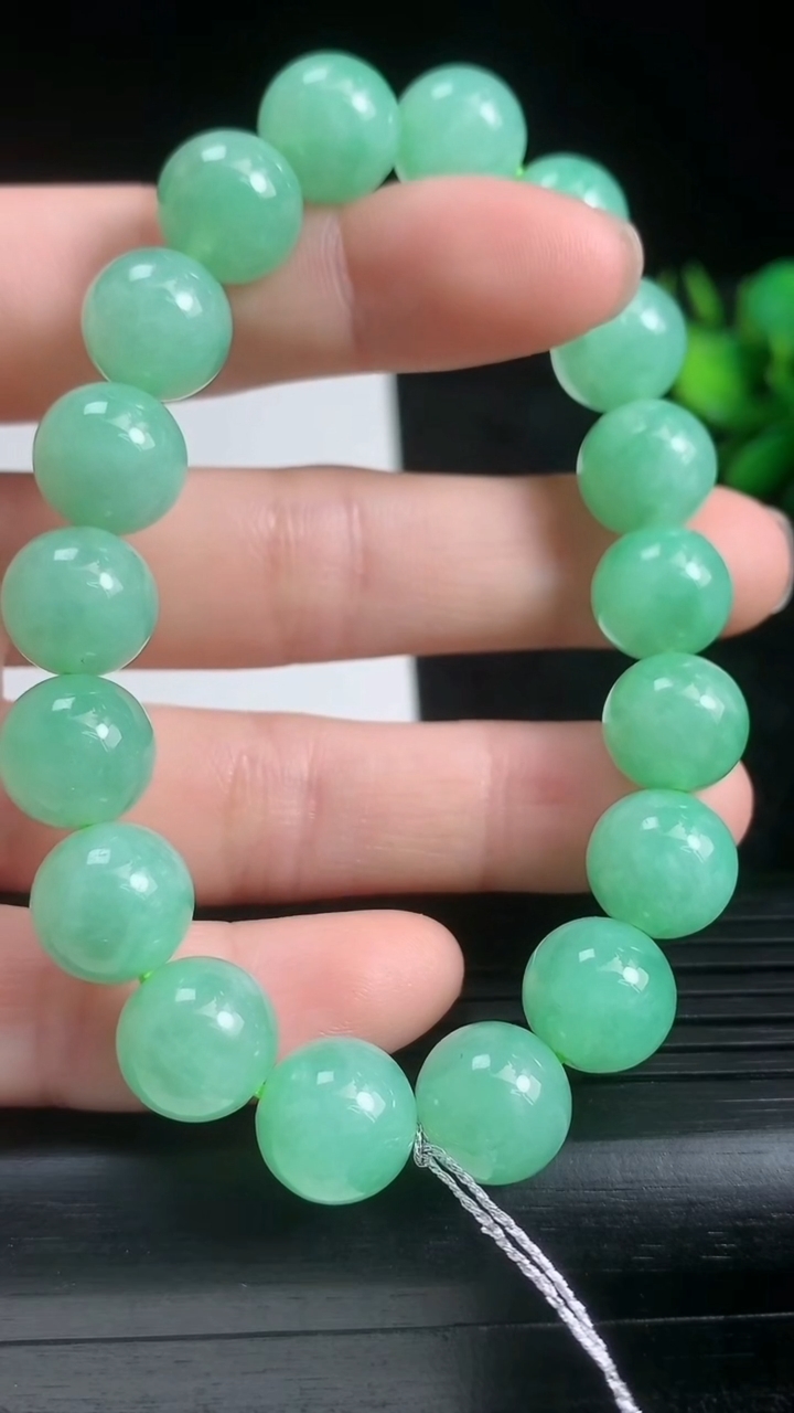 天然A货翡翠圆珠手串尺寸10.4-18颗重量:35.60g3月22日
工厂直销收藏佳品,种好水足，色