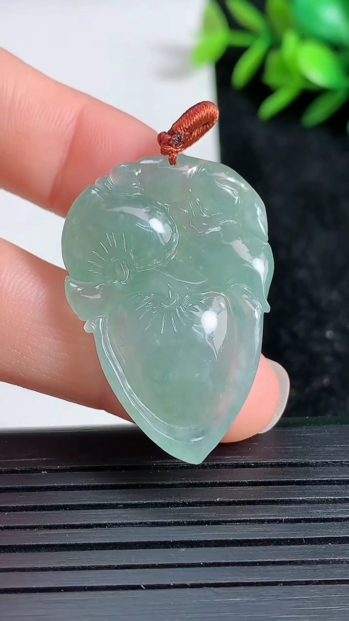 天然A货翡翠寿桃吊坠尺寸33.8-22.9-6重量:7.64g
3月22日