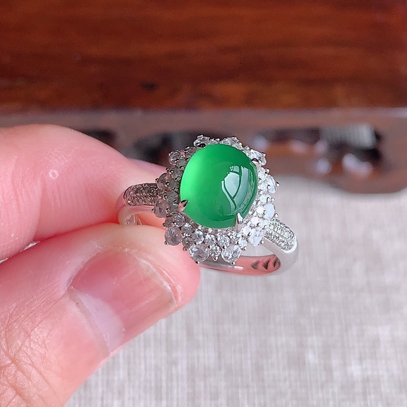 天然A货翡翠18K金伴钻镶嵌满绿蛋面戒指 圈口17.3裸石
尺寸8-6.8mm 重量3.68g 03