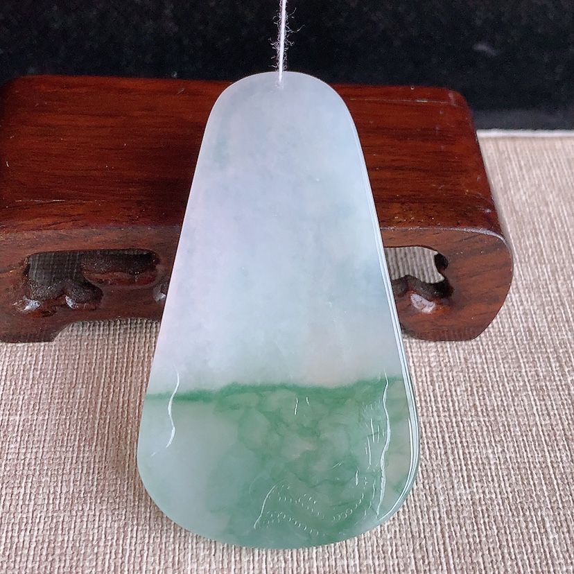 天然A货翡翠飘花阿弥陀佛神龙护主吊坠 
尺寸68.4-39-5.8mm 重量31.40g 0322