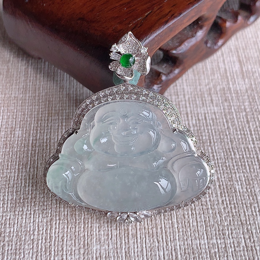 天然A货翡翠18K金伴钻镶嵌白月光佛公吊坠 
尺寸39.2-35.2-10.6裸石22.3-32.2