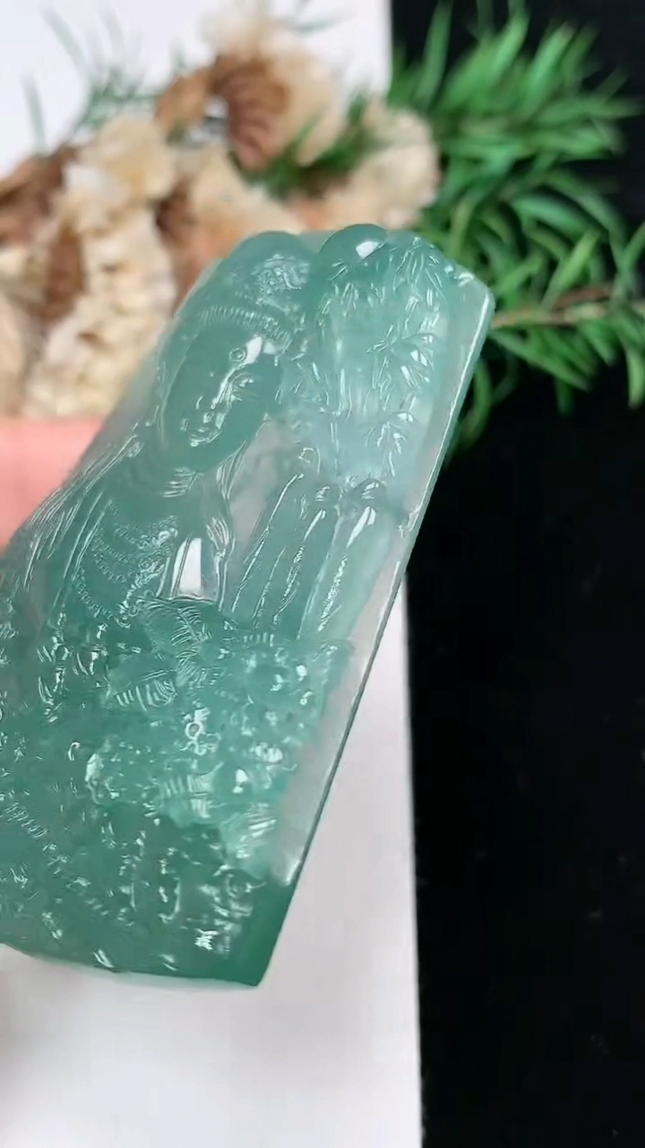 天然A货翡翠蓝水观音菩萨吊坠，尺寸61.3-39.8-6.2，重量:29.29g
3月22日