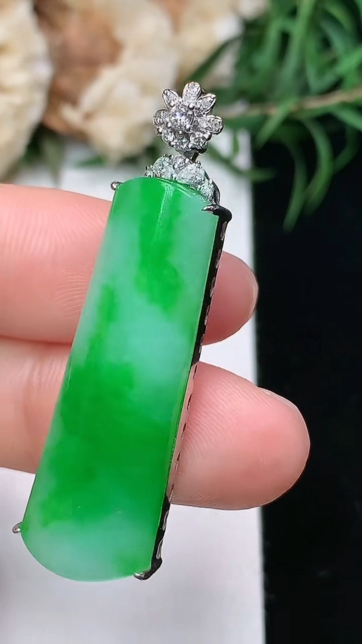 天然A货翡翠无事牌吊坠，尺寸32.8-11.3-7.3，重量:7.15g
3月22日