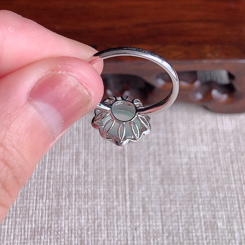 天然A货翡翠18K金伴钻镶嵌晴水蛋面戒指 圈口17.4裸石
尺寸8.2mm 重量2.53g 0320