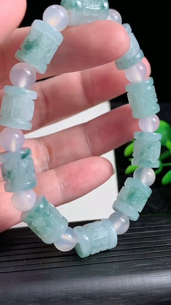 天然A货翡翠飘花路路通手串，尺寸10.6-10颗，重:g3月22日
工厂直销收藏佳品,种好水足，色泽均匀，有种有色，上手高大气！