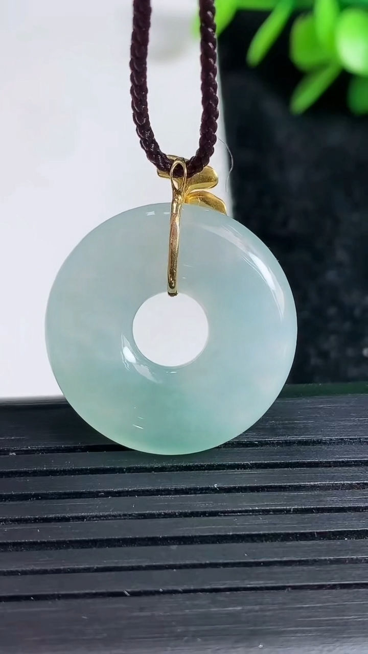 天然A货翡翠平安扣吊坠尺寸23.8-5.2重量:6.40g
3月22日