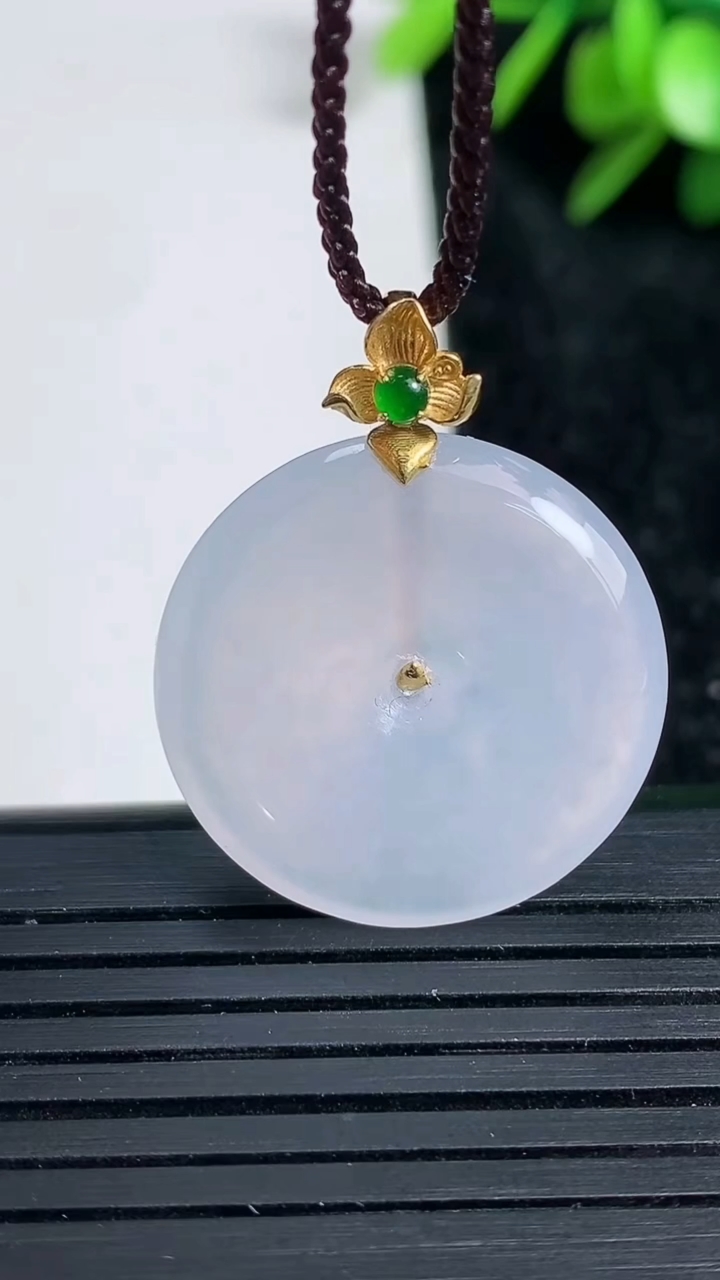 天然A货翡翠18K金紫罗兰平安扣吊坠尺寸24-4.7重量:6.31g
3月22日