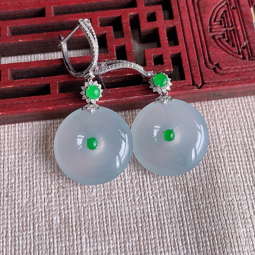 天然A货翡翠18K金伴钻镶嵌白月光平安扣耳坠 
尺寸18-5.6mm 重量9.83g 0320