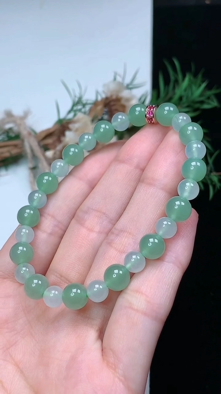 天然A货翡翠圆珠手串，尺寸7.3-6-27颗，重量:15.13g3月22日
工厂直销收藏佳品,种好水足，色泽均匀，有种有色，上手高大气！