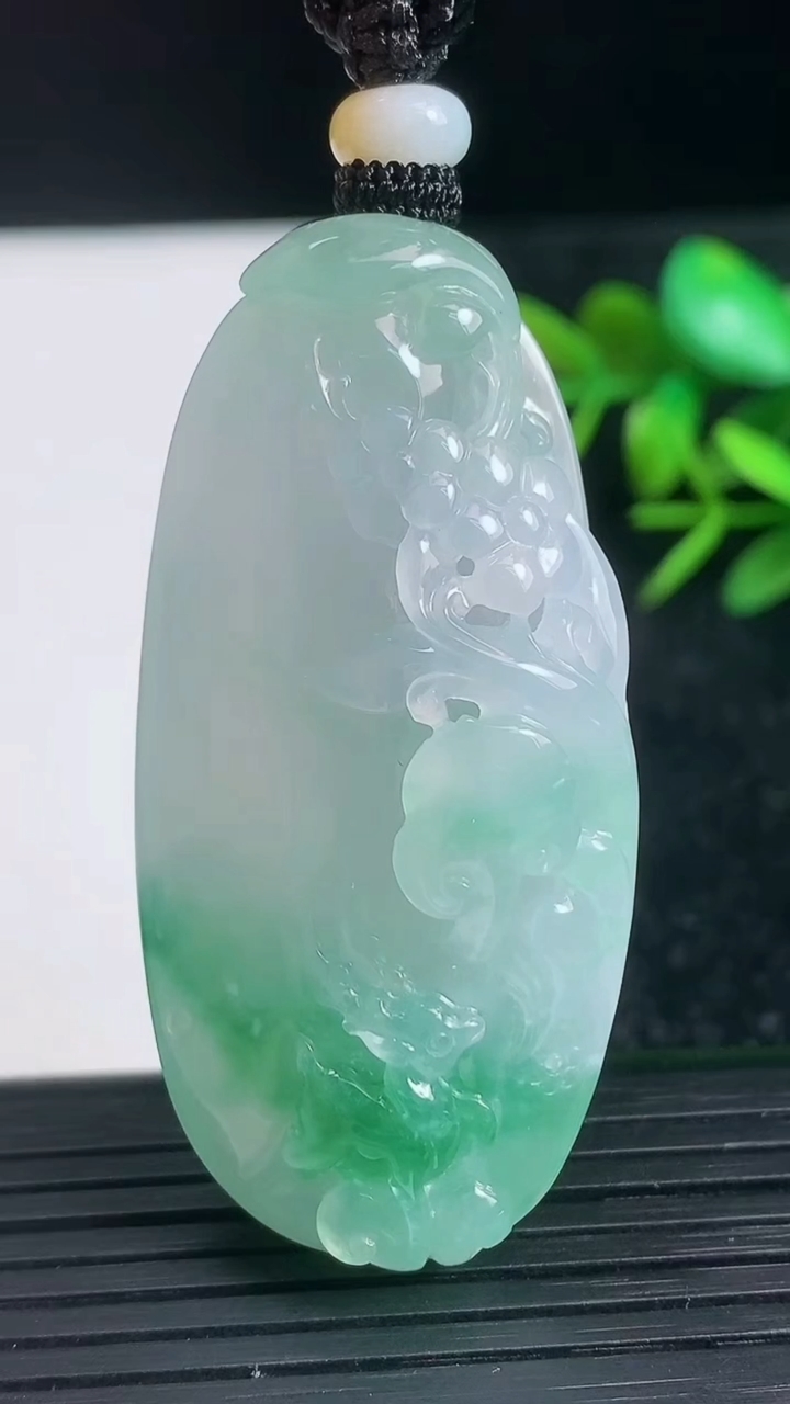 天然A货翡翠梅花鹿吊坠尺寸54-25.6-12.2重量:31.09g
3月22日