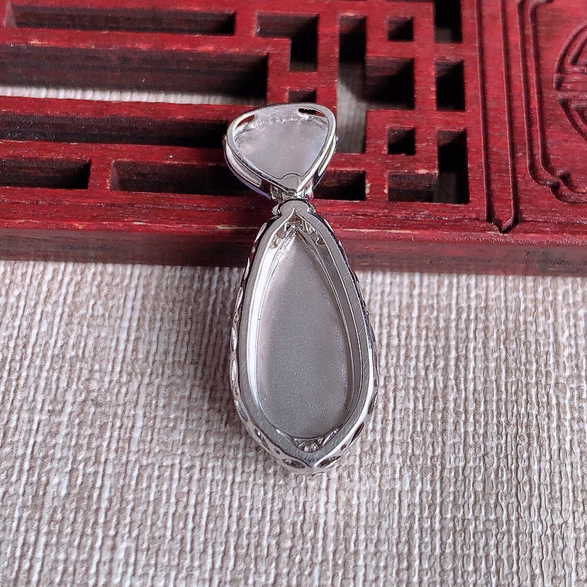 天然A货翡翠18K金伴钻镶嵌紫罗兰水滴吊坠 
尺寸30.8-11.6-7裸石16.8-8.3mm 重