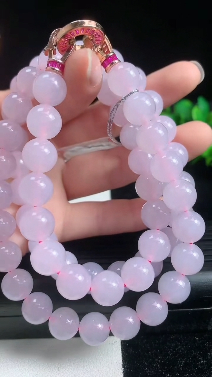 天然A货翡翠种紫罗兰圆珠项链尺寸9.5-61颗重量:105.20g3月22日
工厂直销收藏佳品,种好水足，色泽均匀，有种有色，上手高大气！