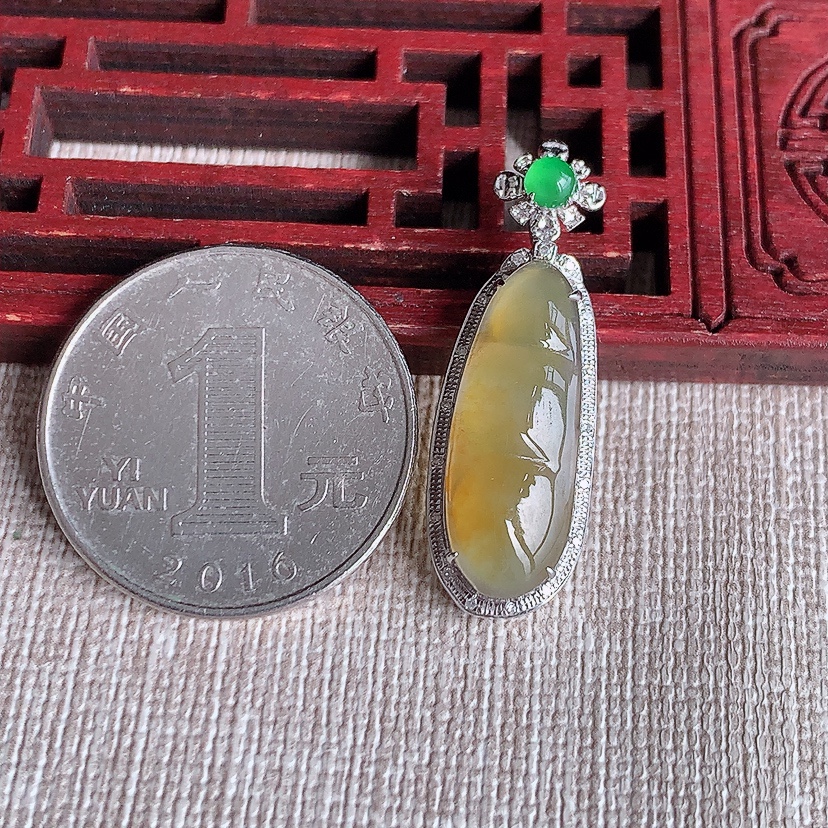 天然A货翡翠18K金镶嵌黄翡四季豆福豆平安豆吊坠 
尺寸32-10.6-6.8裸石21.8-8mm 重量2.73g 0320