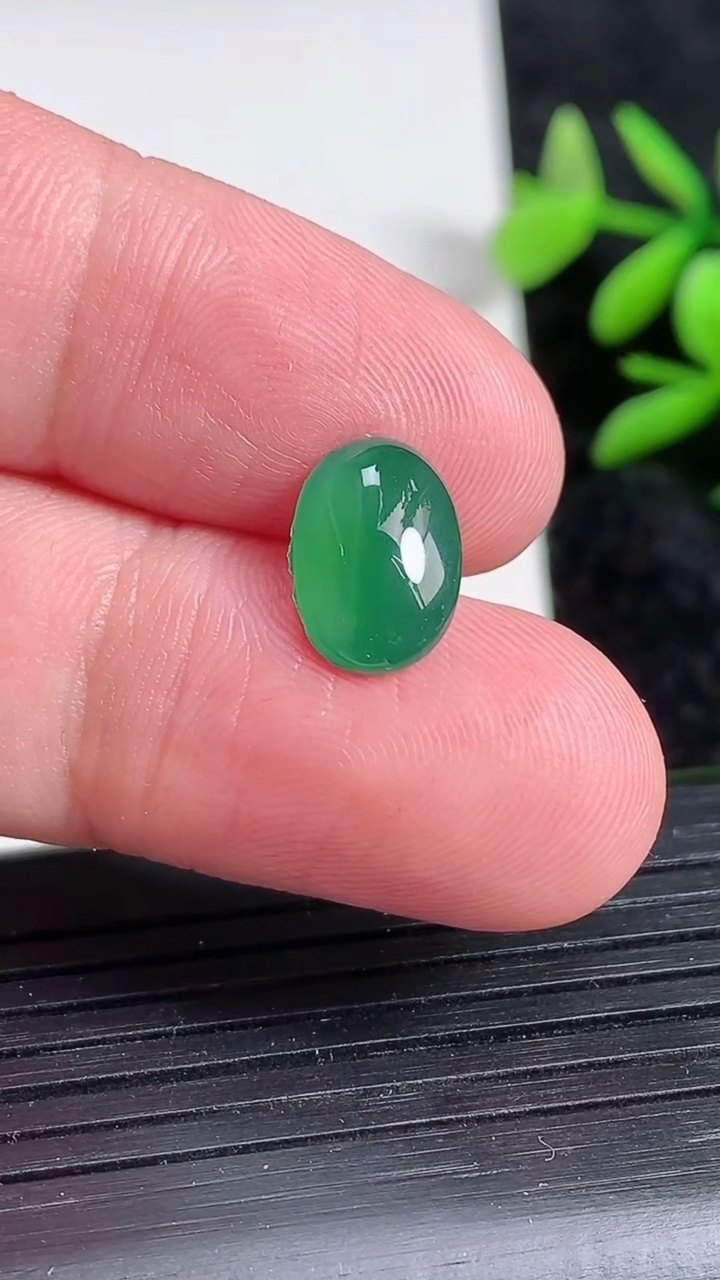 天然A货翡翠蛋面镶嵌件，尺寸11.6-7.8-4.2，重:0.64g
3月22日