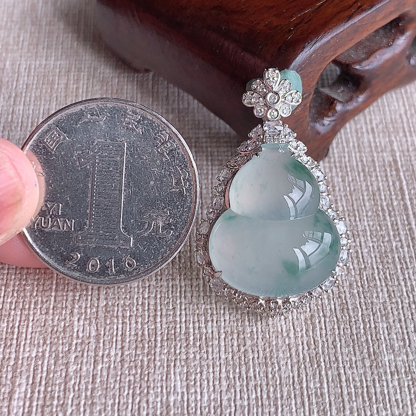天然A货翡翠18K金伴钻镶嵌飘花葫芦吊坠 
尺寸33.5-20.7-12.5裸石20-17mm 重量6.18g 0321