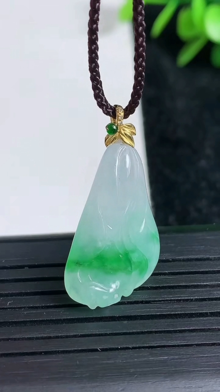 天然A货翡翠玉兰花吊坠尺寸26.8-15-5.7重量:4.03g
3月22日