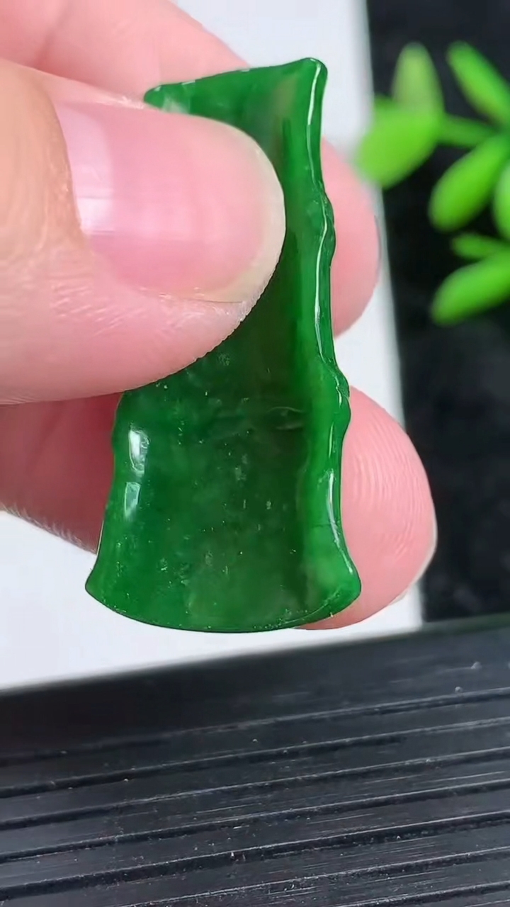 天然A货翡翠节节高升 竹节吊坠，尺寸35-16.5-3，重:g
3月22日